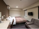 ツイン（25.5平米/全室シモンズ製ベッド）ベッド2つにソファベッドを設置した広めで落ち着いた空間です。