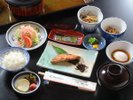 【朝食】焼魚に温泉玉子、地物コシヒカリのごはんなどをお部屋でゆっくりと。