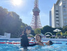 東京タワーが目前のガーデンプール　緑に囲まれたプールでバカンス気分