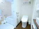 【シングルバスルーム】お風呂とトイレはセパレートのタイプ。快適なバスタイムをお愉しみください。