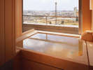 【露天風呂付き客室】源泉掛け流しの天然温泉。総檜造りの露天風呂を24時間お楽しみ頂けます。