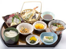 味自慢の併設レストランの代表メニュー【美波御膳】。季節のお刺身、天ぷら、小鉢、うどんなど全８品♪