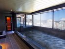 最上階スカイスパには富士山を望む露天風呂と大浴場、サウナを完備。（男湯）