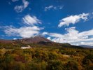 紅葉に染まる磐梯山の麓に位置する高原リゾート