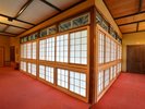 本館棟2階の廊下です。木造ならではの懐かしくも鮮やかな空間をお愉しみください。