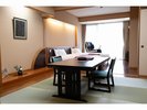 畳のお部屋とシモンズベッドのある洋室。間は襖で区切れます。広めのバルコニーには、かけ流しの檜露天付き