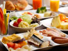 朝食は約40種類の和洋ブッフェで一日の元気をチャージ（朝食ブッフェイメージ）