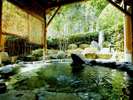 【露の湯】城崎でも1,2を争う広さの人気の露天風呂。四季折々の風景を眺めながらの入浴を♪