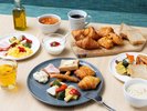 ご朝食は7:00～9:30まで(最終入店9:00)解放感あるラウンジでお楽しみください