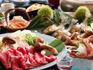 松茸を主役に据えた贅沢な会席料理。様々な調理法で楽しむ。季節の彩りも加わり、秋の美食を満喫。