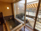 【特別室】最上階特別室はお部屋のお風呂から北湯沢の景色をご覧いただけます。
