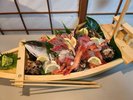 *【夕食一例】地元産の新鮮な魚介類をふんだんに使った豪華な舟盛り。