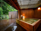 #総檜造り露天風呂　特別室月庭専用風呂。プライベートなバスタイムをお楽しみください。