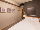 【セミダブル】　１５．７平米のお部屋にゆったり１４０ｃｍ幅のシモンズ製ベッドをご用意