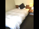 ◆シングルルーム：客室のベッドは羽毛布団で優しく包み込むデュベスタイル。