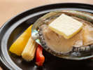 *【アワビのバター陶板焼き】風味豊かなアワビのステーキ。