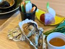 牡蠣のバーニャカウダ。東松島自慢の上質な海苔や新鮮野菜と合わせて。