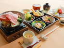 ●地元松阪牛のすき焼き鍋とまぐろのお造りがメインの御膳です。