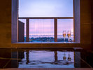 【コンセプトフロア】優雅に海を眺める客室温泉展望風呂では、誰にも邪魔されない海湯浴みを愉しめます