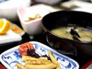 *ご朝食一例　地元・小川原湖産のシジミのお味噌汁が自慢の和定食をどうぞ。