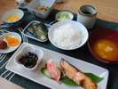 ご朝食【和食一例】　・焼魚・のり・生たまご・納豆・小鉢・お漬物・ごはん・お味噌汁