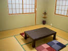 ムダのない素朴なお部屋。阿蘇にふらっと気楽に訪れるためのリーズナブル客室。／別館和室８畳