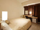 セミダブルルーム：ベッド幅125cm×195cm　広さ13平米　フランスベッド製のベッドをご用意しております。