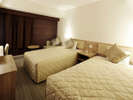 ツインルーム：ベッド幅110cm×195cm　広さ18平米　フランスベッド製のベッドをご用意しております。
