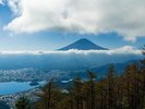 富士山が一望できる人気の絶景スポット”新道峠”に新設された展望デッキ『FUJIYAMAツインテラス』。