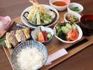 夕食付きプランの日替わり定食でございます。（写真は一例です。）