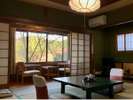 和室８畳のお部屋で、吉野山が魅せる四季折々の景色を眺めれます♪（基本山側ですが道沿い側もございます）