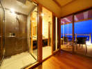 スーペリア和洋室のオーシャン・ビュー・レインシャワーブース。海一望テラス温泉露天風呂。