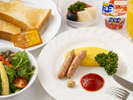 ・【洋朝食一例】トーストや卵料理、サラダ、コーヒー等がつきます