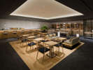 「kanra　lounge」の空間は夜はバーとして京都のゆっくりとした時間を演出いたします。