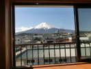 ３階・和室８畳から望む富士山です。