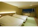 【本館和モダン22平米】琉球畳のうえにローベッドの客室。眺望抜群です。