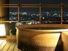 地下1階の貸切露天風呂「杜の湯」豊かな森の先には大阪の街が広がる絶景を独り占め♪