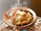 アワビの踊り焼き/房総産のアワビを目の前で焼いて、バターの香りが食欲を誘う贅沢な一品。