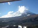 １２月の勇ましい雲と雄大な富士山とのコラボレーションをお楽しみ下さい