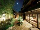【外観】幻想的にライトアップされた中庭では、平安貴族も愛した嵐山の夜空を眺めるひとときを。