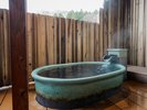 TAKUMI-B／客室内の信楽焼の陶器浴槽で湯田上温泉を楽しめる