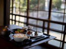 【朝食】大洲名産「いもたき」をイメージした一品、愛媛県産ごはん、味噌汁など、大洲ならではの和朝食