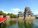 全国的に人気の「国宝　松本城」。年間を通じて多くの人がお越しになっております