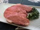 栄弥スペシャルステーキのお写真です。1枚５００ｇ以上の特大サイズです！