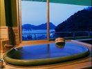 特別室（海側）の半露天風呂は日本海を一望　弱アルカリ天然温泉が出ます。