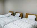 【G棟】1階寝室：4台もベッドがある広々とした寝室。大人数でのご宿泊でも安心です！