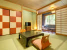 和室8畳のお部屋。当館のお部屋は、かべ紙とふすま紙の組み合わせが異なっております。