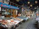 海鮮から野菜、果物、お土産品まで、様々な店舗が立ち並び、見ているだけでも楽しめます。
