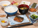 【和定食】お味噌汁に焼き鯖、納豆、卵など、ご飯が進む定番メニューです♪