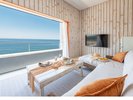 Thiraは、日本海を眺望する2階のリビングやジャグジー、1階のベッドルームからも海の景色を楽しめます。